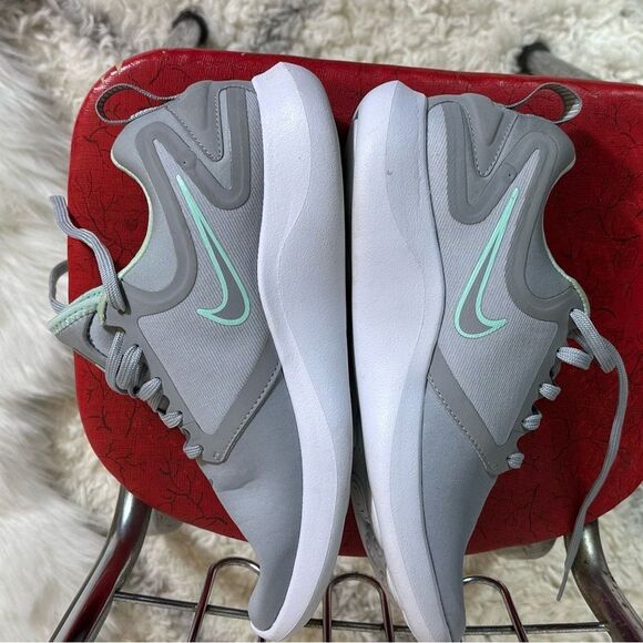 Nike Women's Gray Running Shoes - Picture 7 of 9